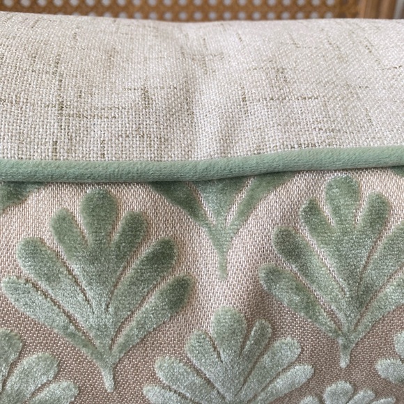 Casa Decor Home Luxurious Feather Fill 20”x20” Textured Pillow Decor NWT - Picture 3 of 8